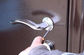Замена дверной ручки металлической двери в Новокузнецке