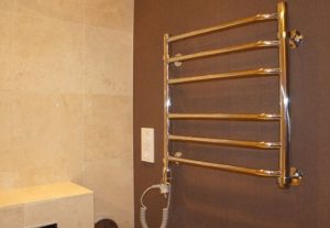 Установка электрического полотенцесушителя в ванной в Новокузнецке